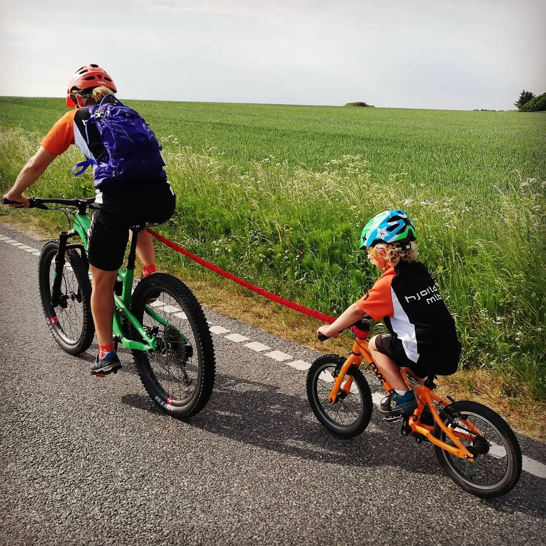 father and son cycling with the sons bike attached using a TowWhee rope taken by Instagram account @kristianskjodt